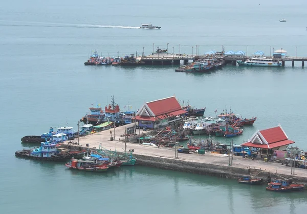 Pequeños barcos de pesca cerca de la isla en el puerto — Foto de Stock