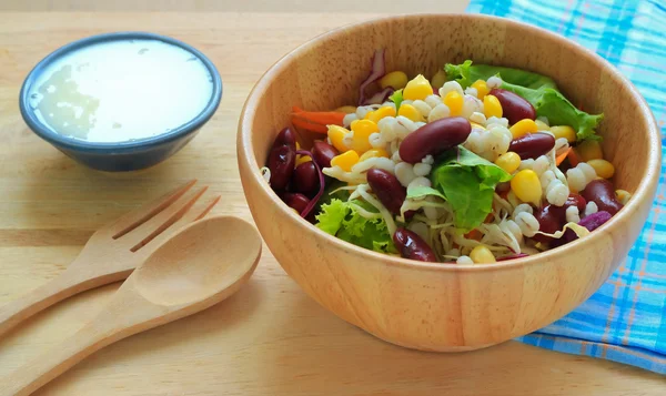 Zdravý salát s čerstvou zeleninou na pozadí — Stock fotografie