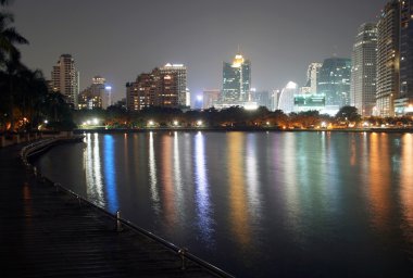 Waterfront geçit ve şehirde renkli ışık gece.