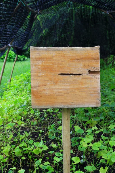 Sinal de madeira em um jardim — Fotografia de Stock