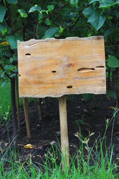 Holzschild in einem Garten — Stockfoto