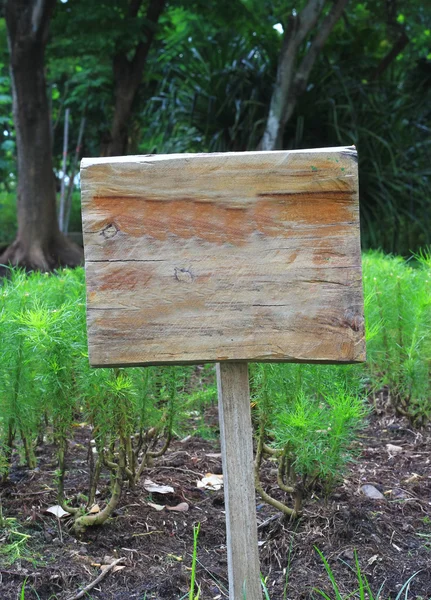 Holzschild in einem Garten — Stockfoto