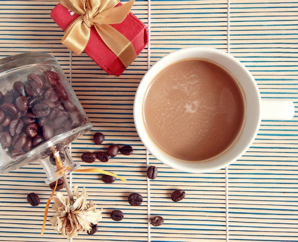 Kopi latte dalam cangkir putih pada latar belakang kayu, Vintage — Stok Foto