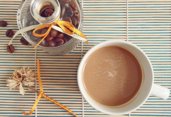 Kopi latte dalam cangkir putih pada latar belakang kayu, Vintage — Stok Foto