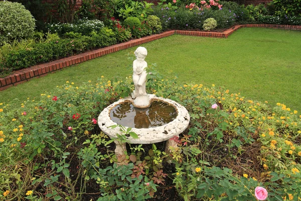 Bubbling Angel Sculpture Fountain in the garden — Stok Foto