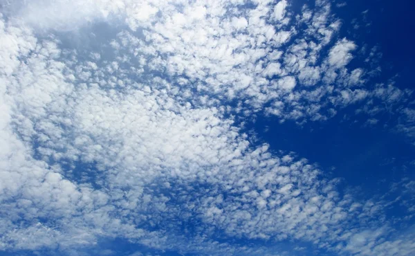 Clouds in the blue sky — Stock Photo, Image