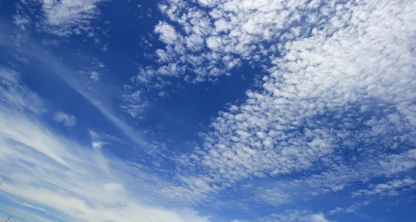 Awan di langit biru — Stok Foto