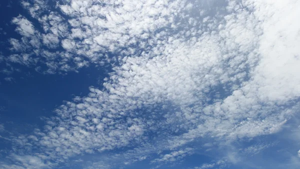 Awan di langit biru — Stok Foto