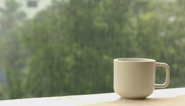 Taza de café en un fondo de día lluvioso — Foto de Stock