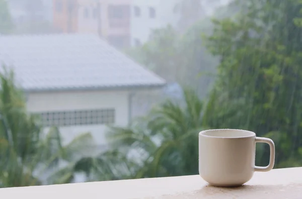 yağmurlu bir gün arka plan üzerinde kahve fincanı