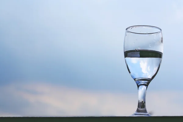 空の背景で雨の日に水のガラスを飲む. — ストック写真