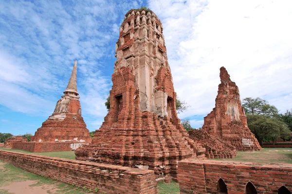 Estatua de Buda y estupa en Wat Mahathat, sitios arqueológicos y artefactos . — Foto de Stock