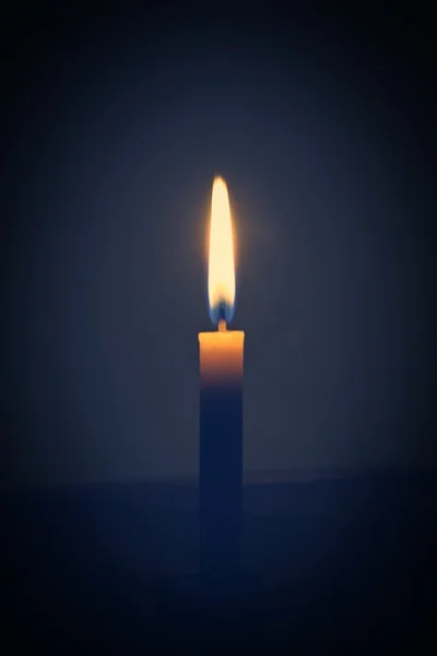 Foco suave uma chama de vela à noite closeup — Fotografia de Stock