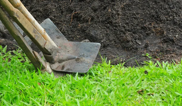 Outils de bêche dans le jardin sur fond de nature — Photo