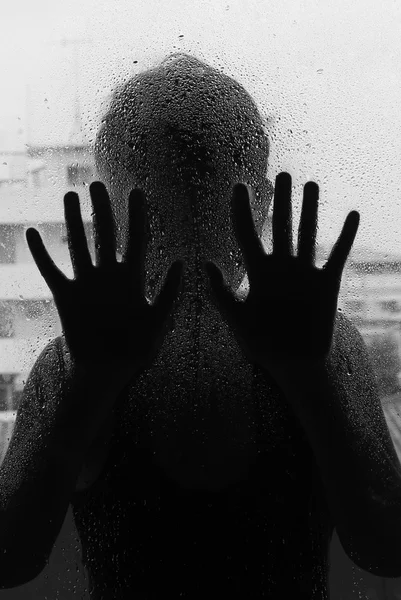 Mulher de terror por trás do vidro fosco, estilo preto e branco, mão e corpo embaçados, foco suave — Fotografia de Stock