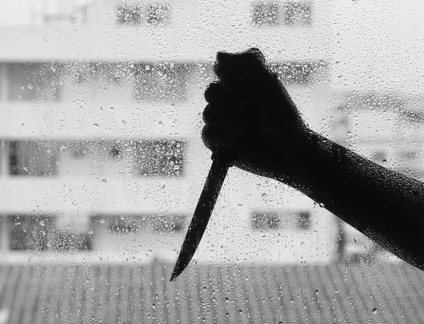 Absztrakt háttér bűnözés. Sziluettjét valaki késsel — Stock Fotó