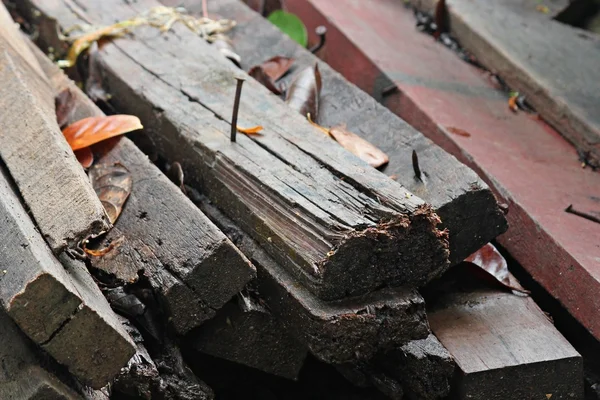 Brennholzstapel vorhanden. Holzstapel vorhanden. Haufen alten Holzes verrotten. — Stockfoto