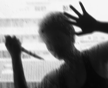 Cam arkasında bir bıçakla gölgeli resim