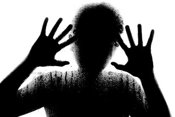 Cam arkasında bir bıçakla gölgeli resim