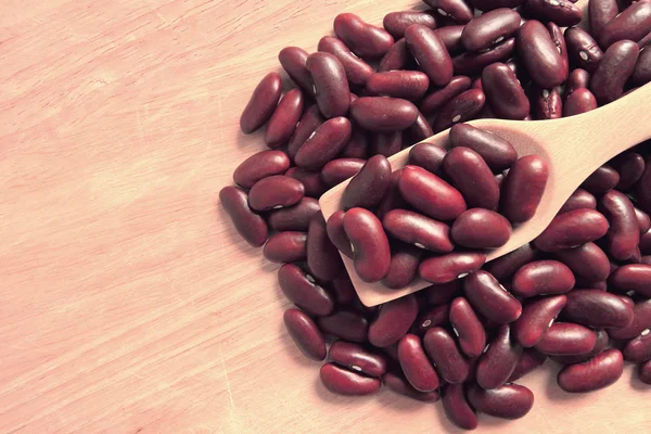 Frijoles rojos sobre fondo de madera —  Fotos de Stock