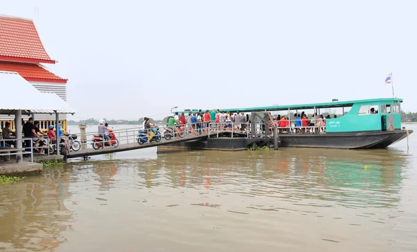 El ferry fluvial está atracando en un pontón en el río Chao Phraya —  Fotos de Stock