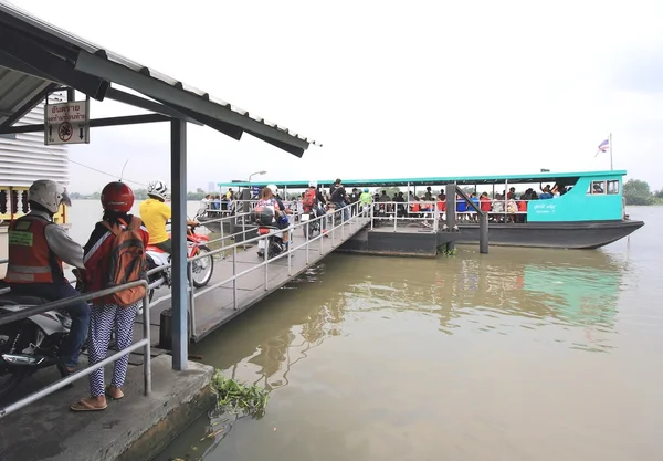 El ferry fluvial está atracando en un pontón en el río Chao Phraya . — Foto de Stock