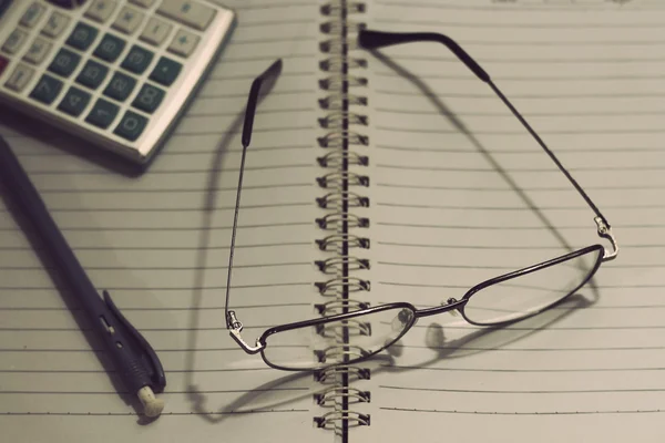 Bok och glasögon, kalkylator — Stockfoto