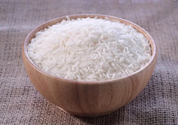 Arroz en un tazón de madera — Foto de Stock