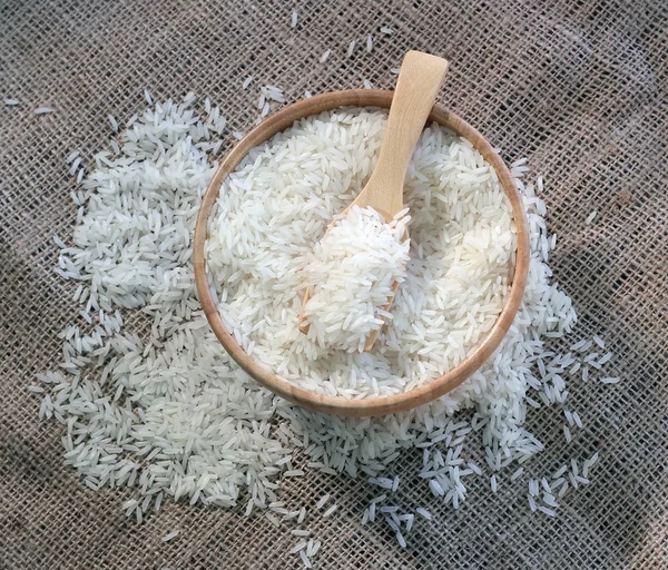 Riz dans un bol en bois — Photo