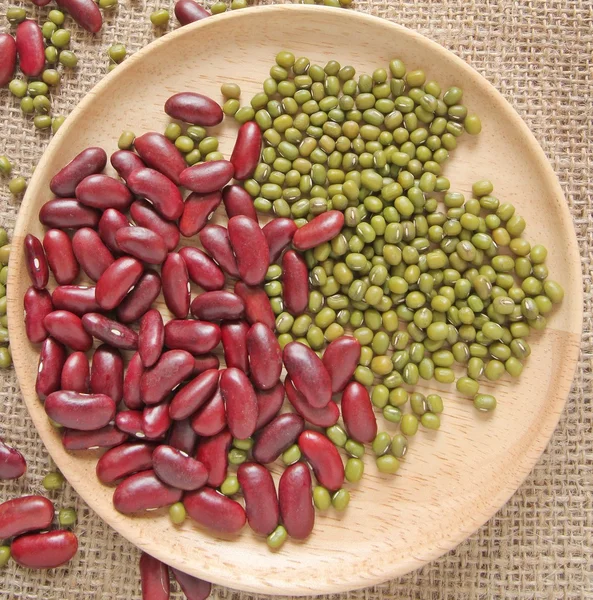 Rote Bohnen mit grünen Bohnen oder Mungbohnen — Stockfoto