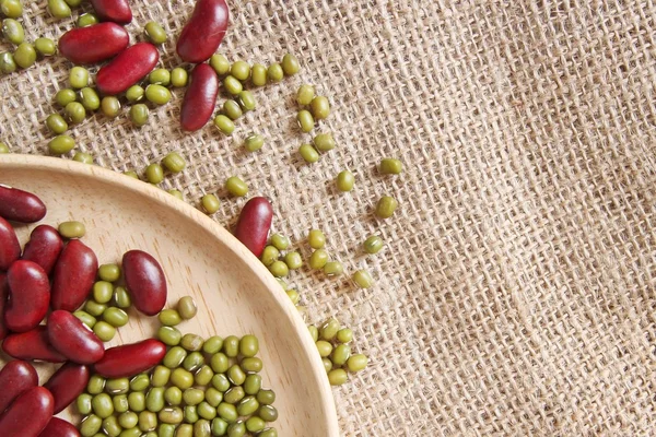 Rote Bohnen mit grünen Bohnen oder Mungbohnen — Stockfoto