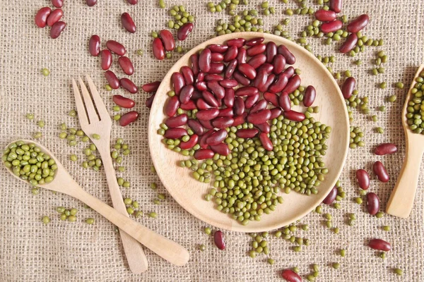 Feijão vermelho com feijão verde ou feijão mungo — Fotografia de Stock