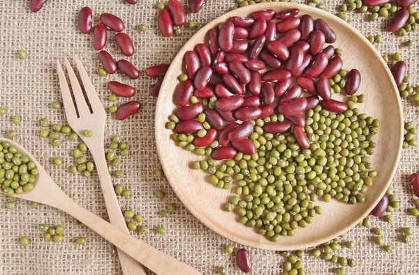 Rote Bohnen mit grünen Bohnen oder Mungbohnen — Stockfoto