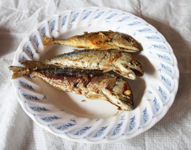 Kızarmış uskumru, plaka içinde kızarmış uskumru