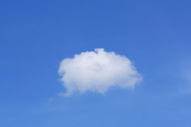 Mavi gökyüzündeki bulutlar