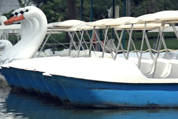 Wasserrad-Boot im öffentlichen Park von Suanluang Rama ix — Stockfoto