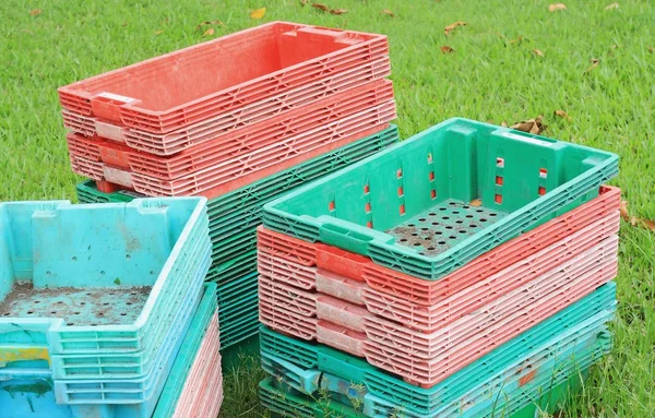 Buntes Plastik. gestapelte Obstverpackungsbehälter. — Stockfoto