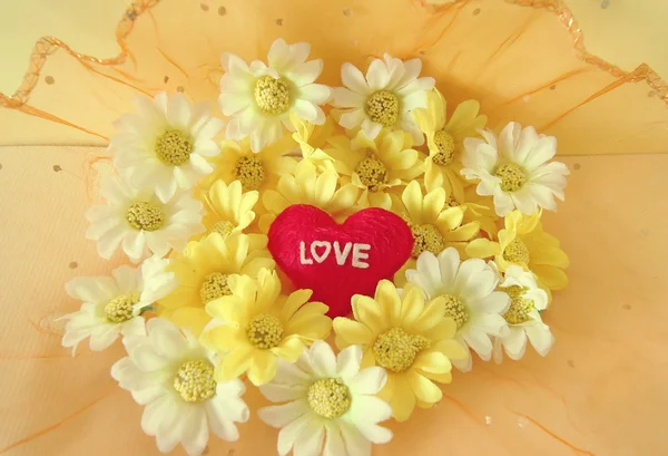 Sevgililer günü kavramı mektup "sevgi" ve çiçekler — Stok fotoğraf