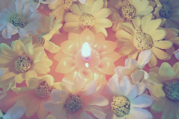 Свечи с цветами — стоковое фото