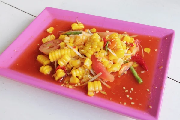Comida tailandesa. Salada de milho papaia — Fotografia de Stock