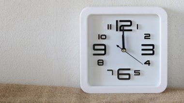 Ahşap masada çalar saat ( çalar saat gösteri saat 12:00 )