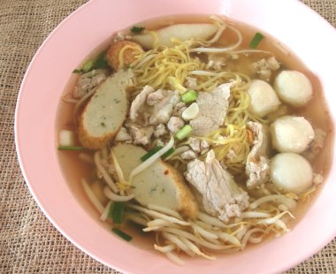 Asya tarzı noodle ile domuz eti ve balık topları çeşitli