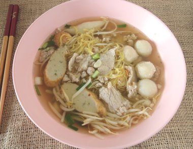 Asya tarzı noodle ile domuz eti çeşitli