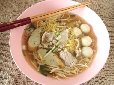 Asya tarzı noodle ile domuz eti ve balık topları çeşitli