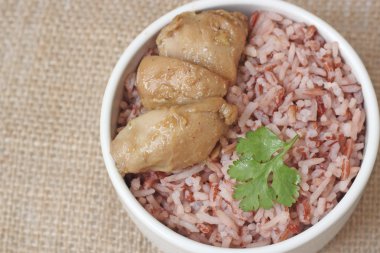 kahverengi pirinç ile tavuk göğsü