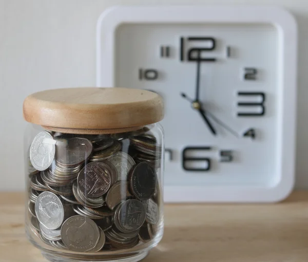 유리에 투자 개념 돈을 위해 돈을 저장 한 시계는 장면 뒤에 — 스톡 사진