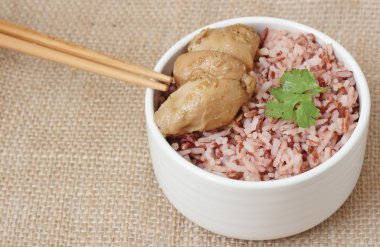 kahverengi pirinç pişmiş tavuk göğsü ile