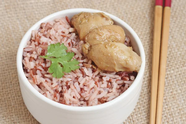 kahverengi pirinç pişmiş tavuk göğsü ile