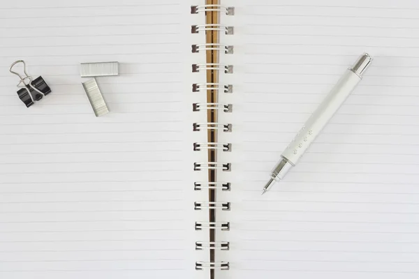 Srebrny metalowy długopis na otwarty notatnik — Zdjęcie stockowe