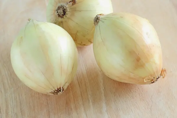 Kochen von frischen Zwiebeln — Stockfoto